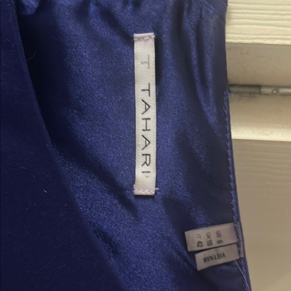 T Tahari Sleeveless Midi- Dress with back zip. Size 6. - Picture 2 of 3